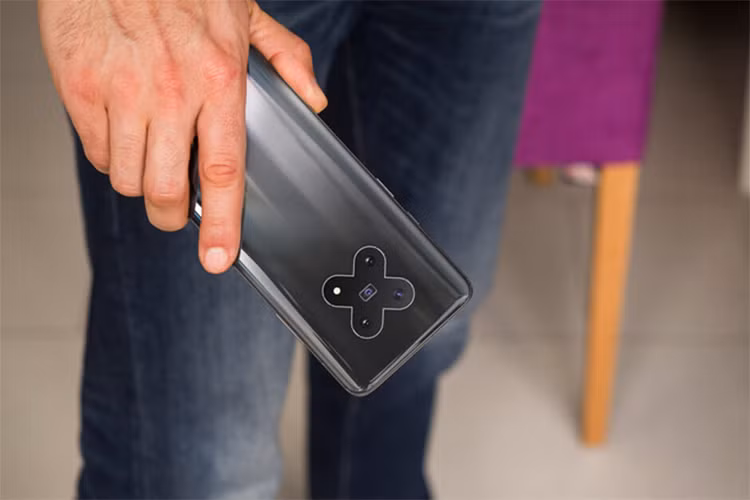 Camera iPhone 11 Pro xấu xí khi đọ dáng cùng các đối thủ - Hình 3 Camera iPhone 11 Pro xau xi khi do dang cung cac doi thu-Hinh-3