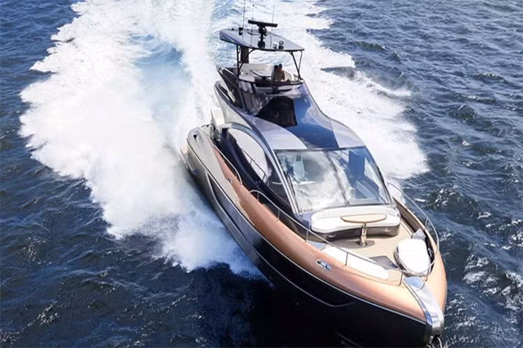 Du thuyền Lexus LY 650 sơn hai màu vàng (gold) và bạc, kích cỡ lớn hơn, dài 19,8 m, và vẫn mang kiểu dáng hữu cơ như concept. Du thuyền sử dụng composite pha giữa sợi carbon gia cố nhựa và sợi thủy tinh gia cố tạo thành chất liệu cứng và nhẹ hơn sợi thủy tinh tiêu chuẩn.