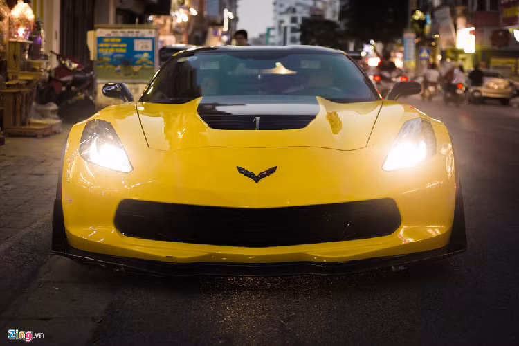 Xe thể thao Chevrolet Corvette C7 ra mắt năm 2014 được giới chuyên môn đánh giá cao về đường nét thiết kế. Nắp ca-pô dài, phần đầu nhọn tương tự loài cá đuối là những nét đặc trưng trên mẫu xe này. So với phiên bản C7 Z51, Z06 mạnh hơn đến 195 mã lực.