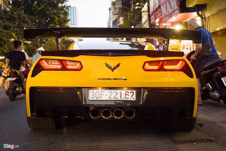 Chiếc Chevrolet Corvette C7 Z06 này đã được chủ nhân bổ sung thêm cánh gió đuôi kích thước lớn, được làm bằng sợi carbon. Trong khi đó phần cánh gió nhỏ nguyên bản vẫn được giữ nguyên. Điều này khiến đuôi xe thêm phần hầm hố và thể thao hơn. 
