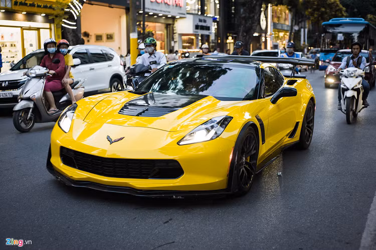 Corvette Z06 được thiết kế mui theo dạng targa, có thể dễ dàng tháo rời và cất vào cốp sau. Chỉ vài thao tác, chủ sở hữu có thể biến chiếc coupe thành xe mui trần, phù hợp với từng thời điểm sử dụng khác nhau.