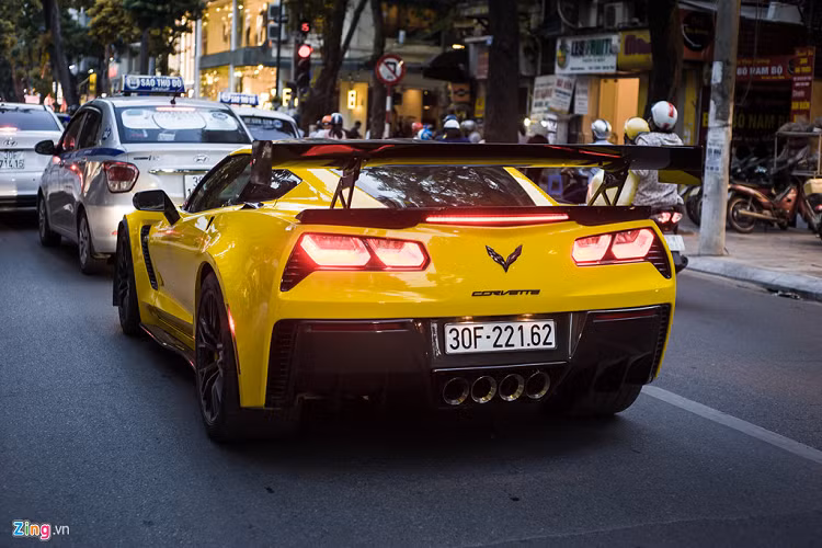 Chevrolet Corvette C7 Z06 trang bị khối động cơ LT4 V8, siêu nạp, dung tích 6.2L, sản sinh công suất tối đa 650 mã lực tại vòng tua máy 6.400 vòng/phút và mô-men xoắn cực đại 880 Nm tại vòng tua 3.600 vòng/phút. Hộp số tự động 8 cấp. Giá bán của Chevrolet Corvette C7 Z06 tại Việt Nam khoảng hơn 6 tỷ đồng.