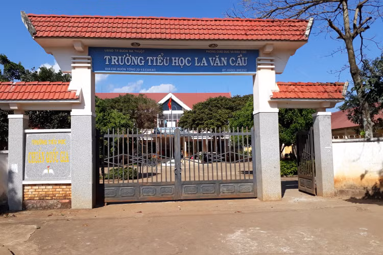 Hieu truong tu y san se hoc bong cua hoc sinh ngheo, phu huynh buc xuc
