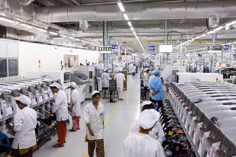 'Đội quân' lương 4 USD/ngày đang làm ra chiếc iPhone 11 - Hình 2 'Doi quan' luong 4 USD/ngay dang lam ra chiec iPhone 11-Hinh-2