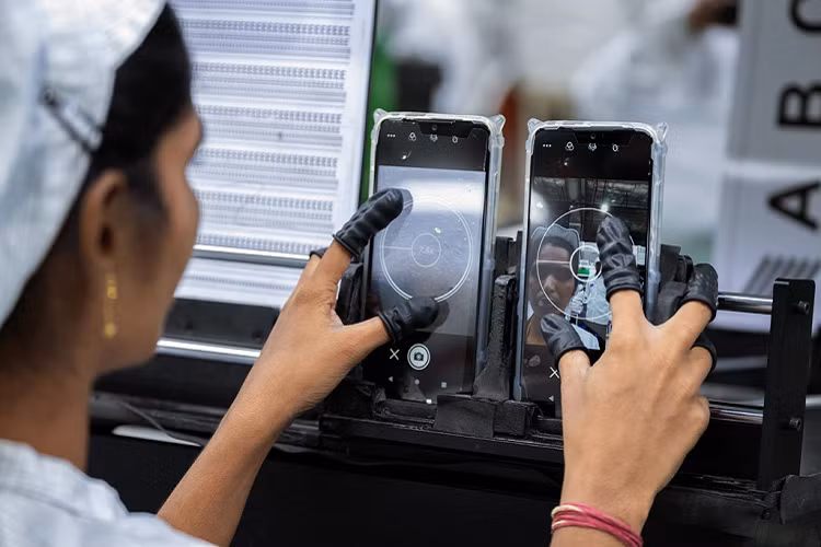 'Doi quan' luong 4 USD/ngay dang lam ra chiec iPhone 11
