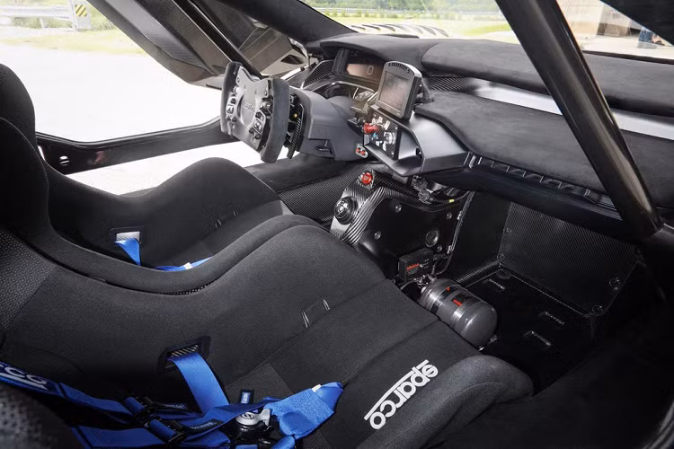 Bên trong, Ford GT Mk II chỉ có một ghế đua Sparco với dây đai an toàn 4 điểm, khách hàng cũng có tùy chọn lắp thêm ghế phụ nếu muốn. Hệ thống thu thập dữ liệu MoTeC được tăng cường thêm một màn hình hiển thị hình ảnh từ camera phía sau để người dùng tiện theo dõi khi đua xe.