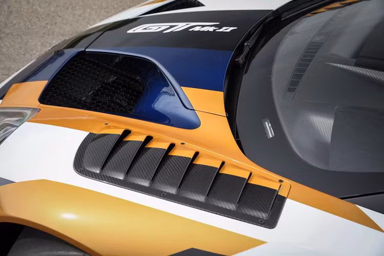 So với bản thường, Ford GT Mk II có một số khác biệt về ngoại hình bao gồm việc bổ sung các cánh gió nhỏ ở phía trước, cánh gió sau thiết kế dạng kép, bộ khuếch tán và cản trước/sau được làm mới. Gầm xe được hạ thấp để tăng khả năng bám đường.