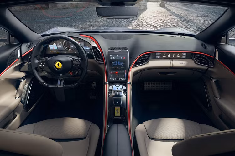 Nội thất Ferrari Roma có thiết kế buồng lái kép với cấu trúc gần như đối xứng. Phía sau vô lăng là màn hình kỹ thuật số 16 inch. Bảng táp-lô mang thiết kế bo tròn, bảng điều khiển trung tâm được đặt cao tại vị trí ngăn cách người lái và hành khách, màn hình trung tâm 8.4 inch là trang bị tùy chọn và 8.8 inch tùy thuộc vào nhu cầu của người dùng.