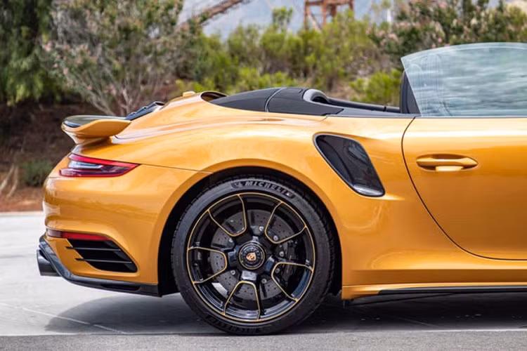 Chiếc xe đang được rao bán bởi CNC Motors mang số thứ tự 31, giá Porsche 911 Turbo S Cabriolet Exclusive Series là 319.991 USD (tương đương 7,44 tỷ đồng).