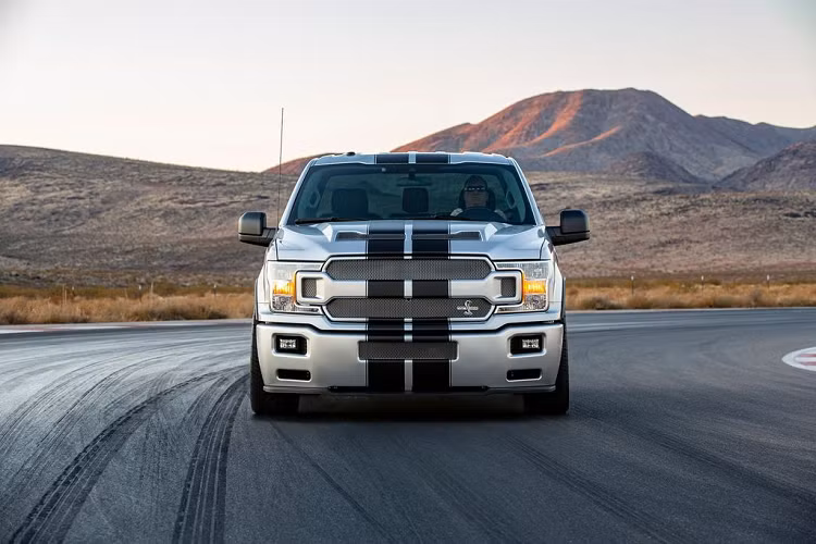 Về thiết kế mặt trước, Ford Shelby F-150 2020 mới mang tới một khuôn mặt khá dữ dằn cho F-150 với bộ cản trước thế hệ mới, hốc hút gió trên nắp capo và các vây trước độc đáo.