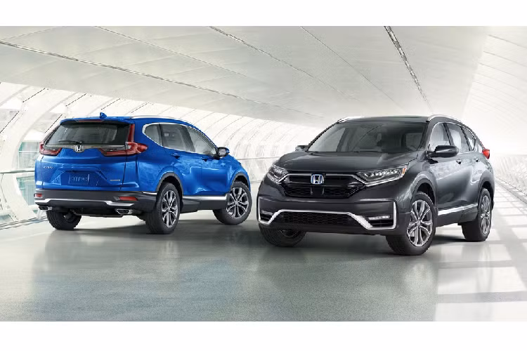  Honda CR-V. Nhờ cabin rộng rãi, tiết kiệm nhiên liệu, khả năng xử lý lái linh hoạt, nhiều trang bị an toàn, Honda CR-V luôn có mặt trong danh sách SUV cỡ nhỏ được ưa chuộng tại Mỹ. Động cơ tăng áp 1.5L 190 mã lực cho khả năng vận hành trơn tru ngay cả ở tốc độ thấp. Mức tiêu thụ nhiên liệu trung bình 8,4 lít/100 km, lái linh hoạt, cabin yên tĩnh, nội thất rộng rãi đặc biệt là hàng ghế sau.