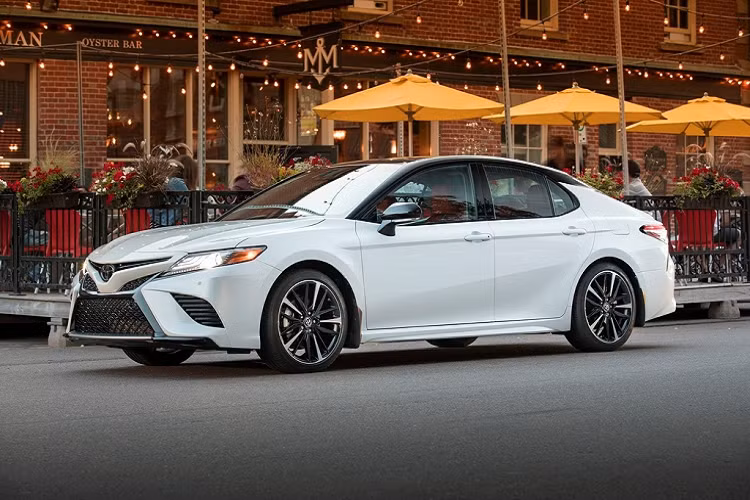  Toyota Camry. Mẫu sedan cỡ vừa thông dụng nhờ trải nghiệm lái tiện nghi, khoang lái yên tĩnh, tiết kiệm nhiên liệu, dễ điều khiển. Động cơ tiêu chuẩn 2.5L 4 xi-lanh cho sức mạnh vừa phải bên cạnh bản V6 3.5L. Xe dùng hộp số tự động 8 cấp không thực sự trơn tru. Model 2020 hỗ trợ CarPlay, Android Auto, thêm dẫn động AWD.