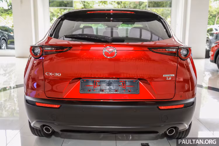 Giá xe Mazda CX-30 phiên bản 2.0L High với màu sơn đỏ (Soul Red Crystal) là 164.000 RM (khoảng 920 triệu đồng). Tất cả các phiên bản đều đi kèm với chế độ bảo hành 05 năm hoặc 100.000 km.