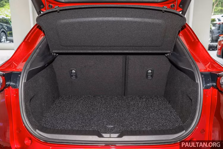 Về an toàn, Mazda CX-30 phiên bản 2.0L High được trang bị 07 túi khí, hỗ trợ khởi hành ngang dốc, đèn tín hiệu dừng khẩn cấp, neo ghế trẻ em ISOFIX.
