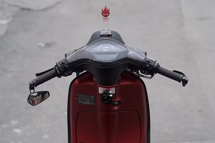 Lấy cảm hứng từ những "chiến binh" này, một người sở hữu Vespa Sprint 125 tại TP.HCM đã độ lại "xế cưng" của mình theo đúng phong cách xe đua. Sự thể thao của chiếc xe được thể hiện ngay từ cái nhìn đầu tiên, khi yên đôi liền nguyên bản đã được thay bằng yên solo mỏng với gò nổi phía sau tương tự những chiếc cafe racer.