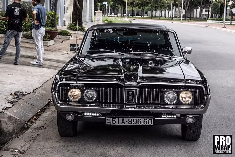 Chiếc xế cưng mà Binz thích thú khi nhắc đến trên mạng xã hội là Mercury Cougar XR-7 đời 1967, một mẫu xe thuộc dạng hiếm ở Việt Nam.