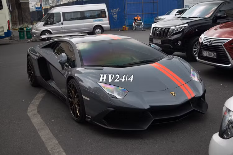 Mới đây, một dân chơi ở Bạc Liêu đã sắm chiếc siêu xe Lamborghini Aventador độ body kit LP720-4 50º Anniversario có một không hai tại Việt Nam. Tại đất Bạc Liêu, do thường xuyên mua siêu xe về để chơi nên vị đại gia này được nhiều người gọi là công tử Bạc Liêu thế kỷ 21.