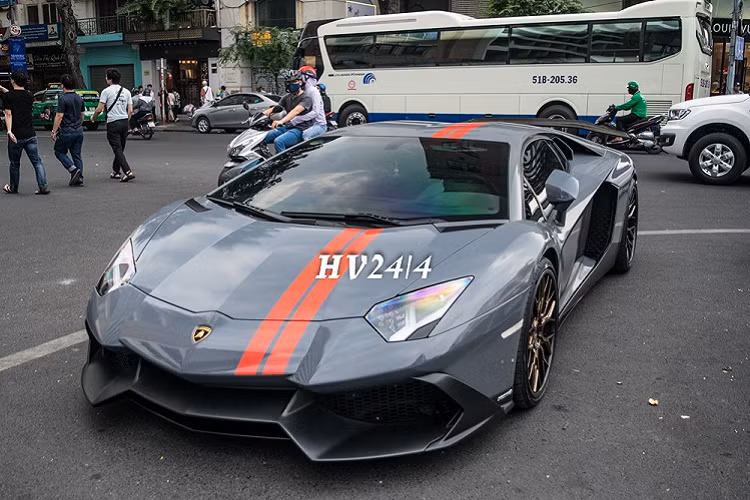 Sau khi trải nghiệm nhiều chiếc siêu xe khác nhau từ Audi R8 V10 Plus, McLaren 570S cho đến Lamborghini Huracan LP610-4 độ Verona Edizione của hãng độ Vorsteiner, Công tử Bạc Liêu này đã sắm chiếc Lamborghini Aventador LP700-4 độ LP720-4 50º Anniversario có một không hai tại Việt Nam.