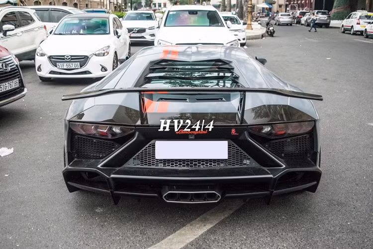 Lamborghini Aventador LP720-4 50º Anniversario là một phiên bản giới hạn chỉ có 200 chiếc trên toàn thế giới chia đều cho bản Coupe và mui trần. Mẫu siêu xe này đánh dấu kỷ niệm 50 năm ngày thành lập thương hiệu Lamborghini. Số lượng quá ít ỏi vì thế không chỉ chủ xe Lamborghini Aventador LP700-4 tìm cách độ body kit LP720-4 50º Anniversario. 