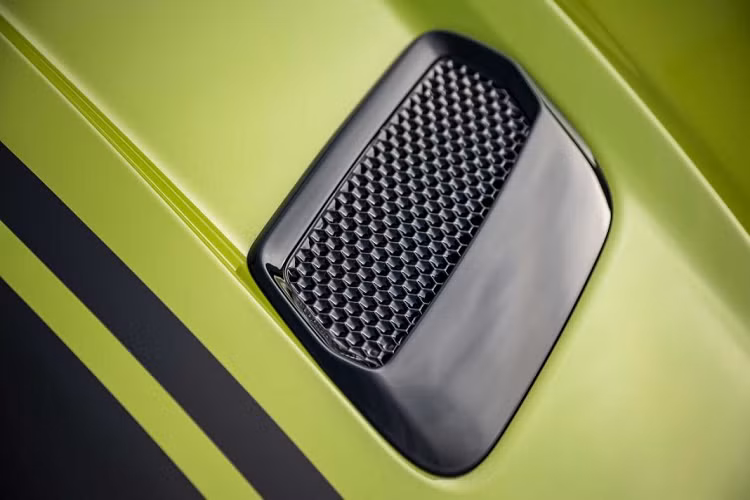 Ford Úc đã hợp tác cùng Harrod Performance – đơn vị phân phối các phụ tùng Ford Performance lớn nhất bên ngoài nước Mỹ để tạo nên chiếc Mustang R-Spec này. Xe cũng sở hữu hệ thống ống xả có khả năng thay đổi âm thanh theo 4 chế độ: Quite, Normal, Sport và Race Track.