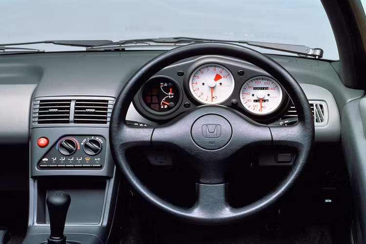 Honda Beat sở hữu nội thật hướng tối giản đặc trung của những chiếc xe sản xuất trong giai đoạn 1991-1996. Chiếc xe được trang bị các nút bấm điều chỉnh cơ bản cùng hệ thống điều hòa không khí và người mua có thể trang bị thêm radio.