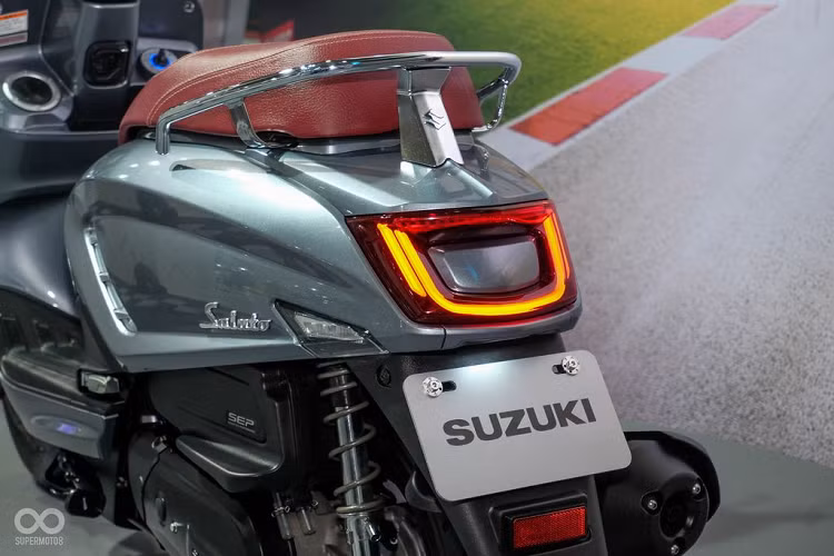 Như đã nói ở trên, về thiết kế tổng quan, Suzuki Saluto 125 2020 mới mang một diện mạo ưa nhìn và mềm mại. Mẫu xe này dường như sẽ đặc biệt phù hợp với người dùng là nữ nhờ thiết kế uyển chuyển và điệu đà.