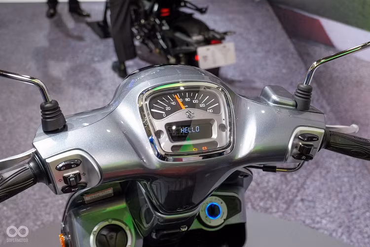 Với mục đích di chuyển chủ yếu trong đô thị, Suzuki Saluto 125 được trang bị bộ mâm kích cỡ 10 inch và hệ thống phanh đĩa trước sau, cốp đựng đồ rộng rãi cùng thiết kế các tiện ích như treo đồ, bình xăng tiện dụng, dễ dàng sử dụng.