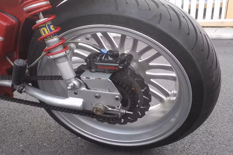 Tại Tây Ninh, một người chơi xe cũng đã tự tạo ra cho mình một bản độ Super Cub 82 đèn vuông đời cũ, chiếc Street Cub này nổi bật nhất ở cặp mâm nhiều nan đường kính 17 inch và bản rộng, do vốn là vành độ dành cho ô tô. Bọc xung quanh bộ mâm là lốp sau Michelin Road 4 của xe phân khối lớn với bản 190/55/17, bé hơn so với vành nhưng được cố lắp để khiến lốp bè ra, tròn trịa hơn.