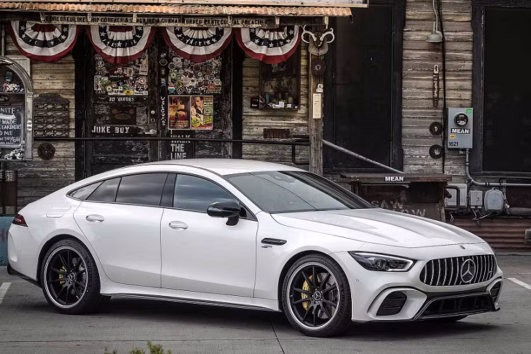 Ra mắt lần đầu tại tại triển lãm Geneva năm 2017, mẫu xe Mercedes-AMG GT 4-Door mới được lấy cảm hứng thiết kế từ siêu xe Mercedes-AMG GT. Mercedes-AMG GT 4-Door là mẫu sedan mang phong cách coupe tương tự ‘’người anh em’’ Mercedes-Benz CLS-Class.