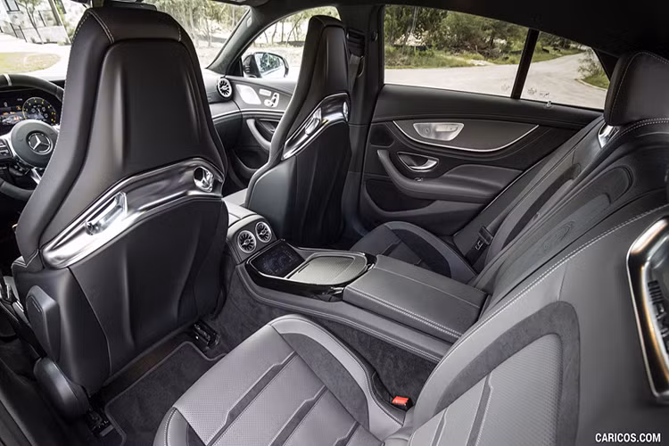 GT 4-Door Coupé về Việt Nam vừa có không gian rộng rãi với 4 ghế có thể chở theo được nhiều người nhưng vẫn có kiểu dáng quyến rũ và sức mạnh đáng nể của một siêu xe thể thao.