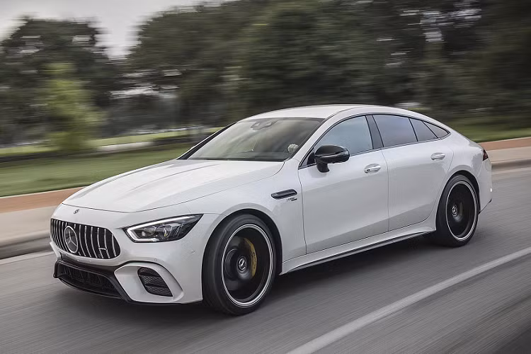 Trong danh mục sản phẩm của Mercedes-Benz, dòng CLS-Class đã và đang làm đối trọng trực tiếp của Audi A7 Sportback và BMW 8 Series Gran Coupe. Còn Mercedes-AMG GT 4-Door sẽ làm đối thủ trực tiếp của Porsche Panamera. giá xe Mercedes-AMG GT 4-Door phiên bản 53 4MATIC+ tạm tính 6,3 – 6,4 tỷ đồng.
