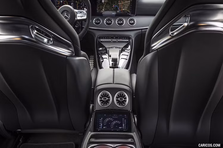 Về ngoại thất, Mercedes-AMG GT 53 4MATIC+ 4-Door Coupé sở hữu cụm lưới tản nhiệt dọc AMG với ‘’Mẹc’’ ở trung tâm, mâm 20 inch và đèn pha Multibeam LED. thân xe được trang bị gói khí động học bao gồm cản trước đặt thấp với hốc gió lớn tăng hiệu suất làm mát động cơ đặt trước (front-engine), bộ khuếch tán không khí phía sau được tối ưu hóa, cánh gió cỡ lớn có thể điều chỉnh được theo điều kiện hoạt động.