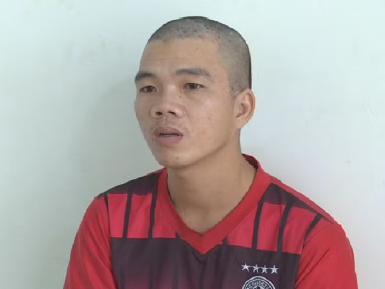 Du be trai ra san van dong roi xam hai tinh duc