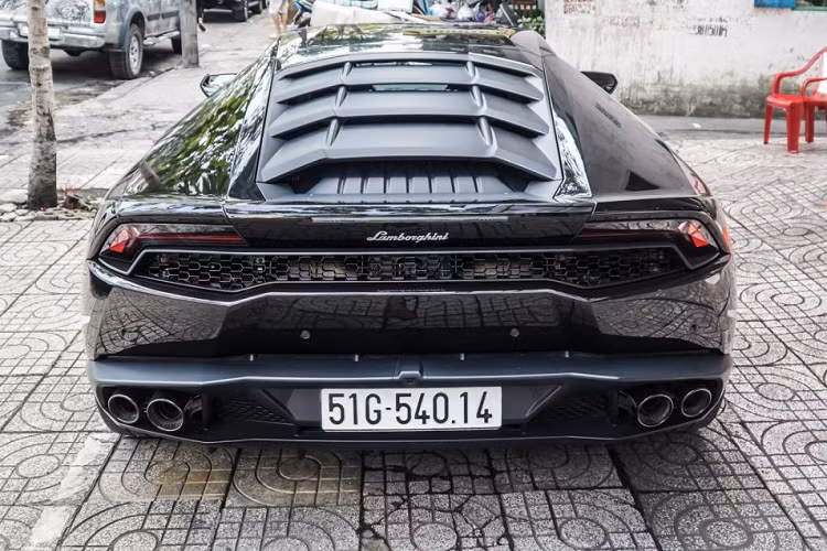 Ở nội thất, Lamborghini cũng áp dụng thiết kế giống khoang lái máy bay với những nút bấm, công tắc hầm hố. Dĩ nhiên, thiết kế lục giác cũng không thể không có mặt.