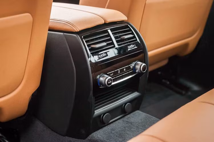 Tuy nhiên nếu so với 2 phiên bản tương đương của E-Class là E 200 (2,13 tỷ đồng) và E 300 AMG (2,833 tỷ đồng), 5 Series G20 vẫn đắt hơn một chút.