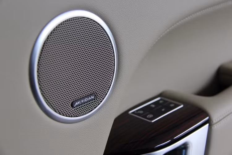 Với công nghệ xử lý âm thanh, hệ thống loa Meridian trên Land Rover hòa hợp tín hiệu âm thanh nổi vào các kênh trung tâm, bao quanh. Tiếp đến, các loa nhỏ được đặt quanh xe, bao gồm cả trên tấm ốp trần và hoạt động trong vai trò một kênh cao để đảm bảo hành khách không bỏ lỡ chút gì.