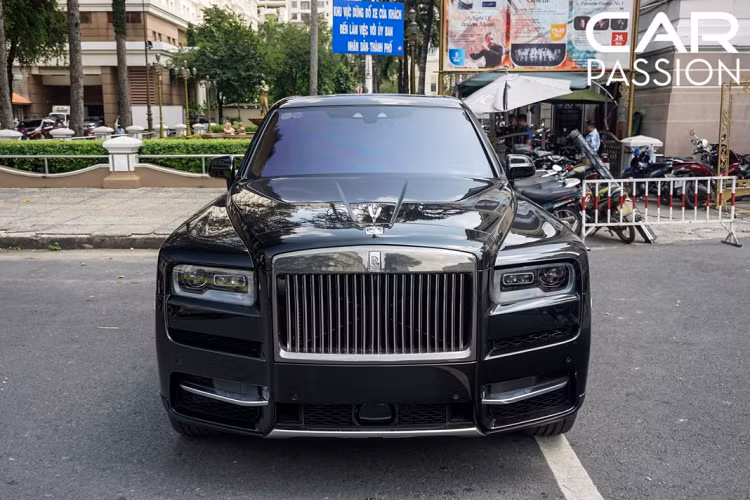Sở dĩ hãng xe Anh Quốc chọn cái tên Cullinan cho chiếc SUV đầu tiên của họ vì Cullinan chính là tên của viên kim cương lớn nhất thế giới từng được phát hiện, Rolls-Royce muốn ám chỉ rằng “con cưng” của mình chính là báu vật vừa lớn và vừa có giá trị bậc nhất thế giới.