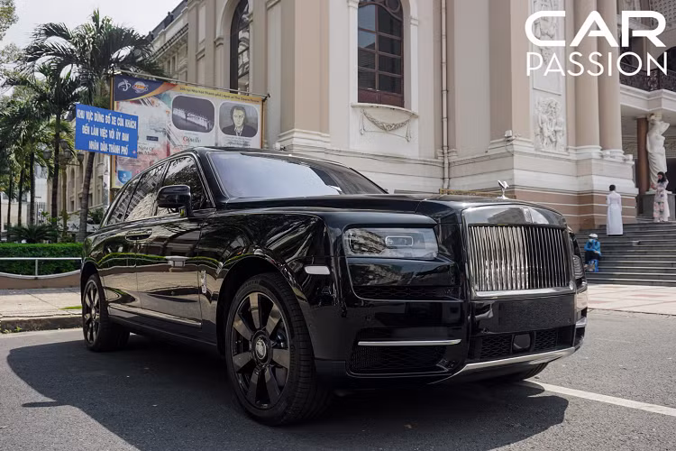 Vào sáng ngày 12/10 vừa qua, giới yêu xe đã không tránh khỏi sự bất ngờ khi SUV hàng “khủng” Rolls-Royce Cullinan tại Sài Gòn được bắt gặp khi đang đậu tại khu vực trung tâm thành phố, đánh dấu sự xuất hiện lần đầu tiên của mẫu SUV siêu sang đến từ Anh Quốc này tại đây.
