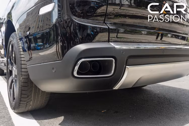 Phần đầu của Cullinan mang thiết kế có sự tương đồng so với thế hệ Phantom VIII, cả 2 cùng sở hữu lưới tản nhiệt mới với kích thước lớn hơn, bên cạnh đó chính là hệ thống chiếu sáng mới tích hợp nhiều công nghệ hiện đại.