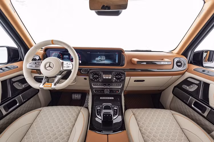 So với phiên bản Mercedes-AMG G63 2019 với động cơ V8 tăng áp kép 4.0L, cung cấp công suất tối đa 577 mã lực cùng 850 Nm mô-men xoắn, siêu phẩm Brabus G V12 900 nhanh hơn 0,7 giây và có vận tốc tối đa cũng cao hơn 40 km/h.