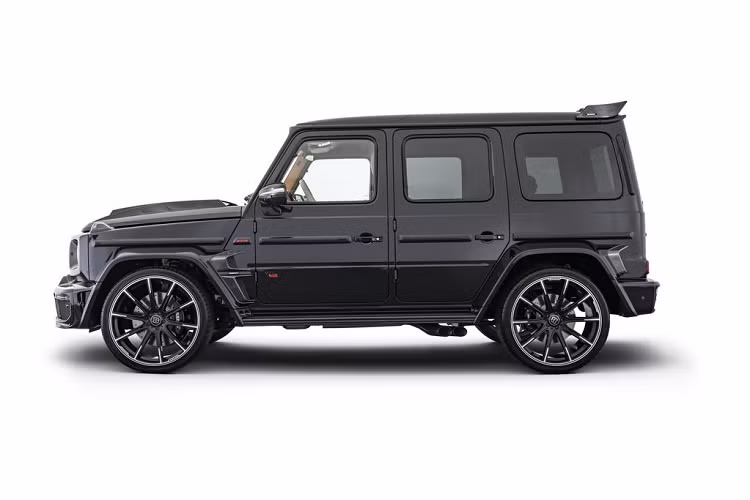 Bên trong khoang lái, Brabus V12 900 tiếp tục mang tới sự sang trọng đúng nghĩa với lớp da mịn, cao cấp màu nâu cam, trần bọc da Alcantara, tấm ốp với dòng chữ "Một trong mười" độc đáo trên nền chất liệu carbon cùng logo Brabus, các công cụ như bàn đạp bằng nhôm, chốt khoá cửa và đồng hồ tốc độ (đọc được tới vận tốc 300km/h) đều được làm thủ công với độ hoàn thiện rất cao.