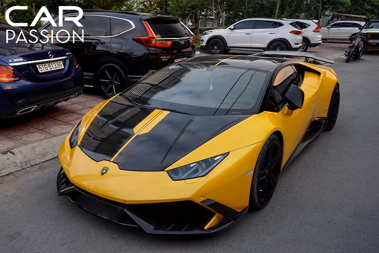 Lamborghini Huracan LP610-4 sử dụng khối động cơ V10 hút khí tự nhiên, dung tích 5.2 lít, sản sinh công suất cực đại 610 mã lực và mô men xoắn đạt mức 560 Nm. Nhờ hộp số 7 cấp mà “siêu bò” chỉ mất 3,2 giây để tăng tốc từ 0-100 Km/h trước khi đạt tốc độ tối đa là 325 Km/h.