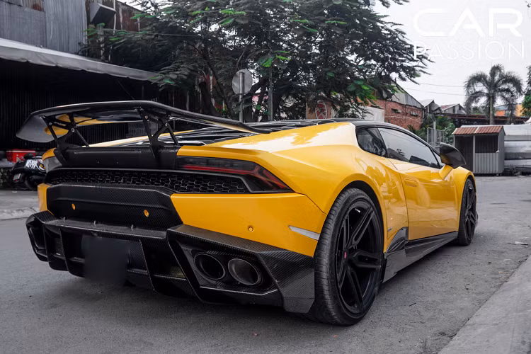 Hốc gió hông và phần đuôi xe được ốp sợi carbon trọng lượng nhẹ nhằm tăng tính khí động học, phần cản sau ngoài tác dụng làm đẹp cho xe thì còn có khả năng như một bộ khuếch tán cỡ lớn với nhiều khe riêng biệt nhằm điều hòa luồng khí di chuyển dưới gầm xe và cuối cùng chính là chiếc cánh gió có kích thước bằng với chiều ngang của xe giúp cho thân xe đảm bảo được tính ổn định khi vận hành ở tốc độ cao.