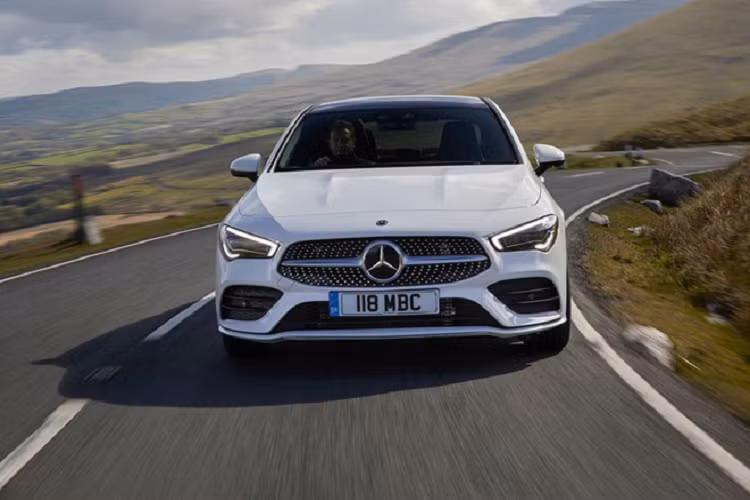 Về ngoại hình, mẫu coupe 4 cửa mới của Mercedes có kích thước tổng thể Dài x Rộng ở mức 4.688mm x 1.830mm. So với thế hệ cũ, CLA Coupe thế hệ mới sẽ dài hơn 48mm và rộng hơn 53mm, chiều dài cơ sở của xe cũng dài hơn 30mm so với thế hệ cũ. 
