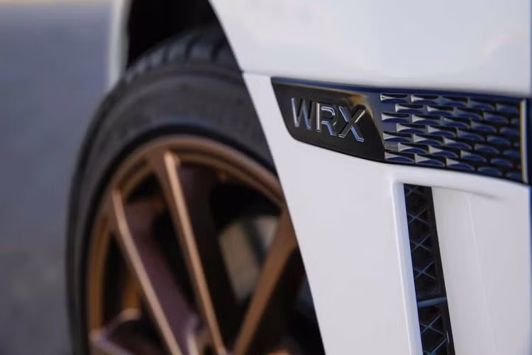 Sang phiên bản cao cấp hơn – WRX STI Series.White, động cơ được sử dụng là loại Boxer Turbo 2.5 lít mang công suất 310 sức ngựa.