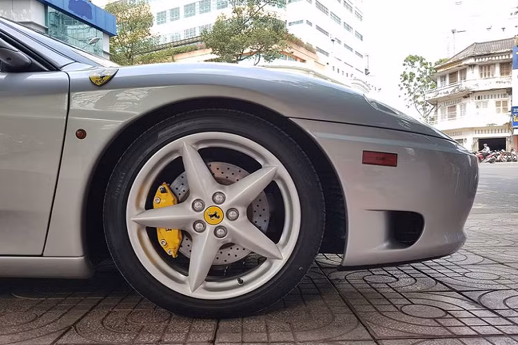 Sau khi về tay chủ mới, siêu phẩm F360 Spider trong bài viết đã được tháo bỏ bộ body-kit độ thêm để trở về với "dàn áo" nguyên bản. Do được chế tạo từ những năm 2000 nên siêu xe nước Ý vẫn sử dụng công nghệ đèn dạng halogen truyền thống. Đi kèm với đó còn là bộ vành 5 chấu đơn cổ điển và bộ phanh thể thao với má phanh Ferrari màu vàng nổi bật.