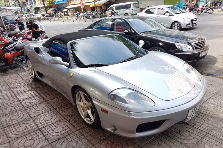 Đi kèm với đó là trang bị hộp số sàn 6 cấp cùng công nghệ của xe đua F1, hệ dẫn động cầu sau và với trọng lượng khô chỉ 1.350kg. Từ đó, siêu ngựa mui trần đến từ nước Ý chỉ mất thời gian 4,6 giây để tăng tốc 0-100 km/h trước khi đạt vận tốc tối đa hơn 290 km/h.