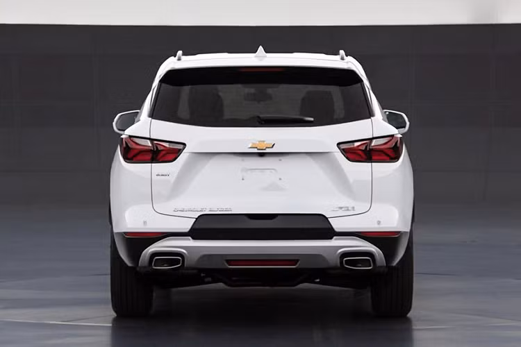 So với phiên bản tiêu chuẩn, Chevy Blazer dài hơn 137 mm, rộng hơn 5 mm và cao hơn 34mm. Ở Chevrolet Blazer XL 2020 mới, chiều dài cơ sở sẽ không thay đổi, mà chỉ thay đổi ở chiều dài tổng thể của thân xe.