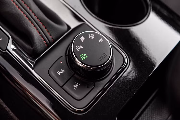 Bên cạnh đó, Blazer phiên bản Mỹ có thể sẽ có thêm nhiều tùy chọn động cơ hơn, và có thêm hệ dẫn động bốn bánh toàn thời gian (AWD) thay vì được cung cấp duy nhất hệ dẫn động cầu trước (FWD).