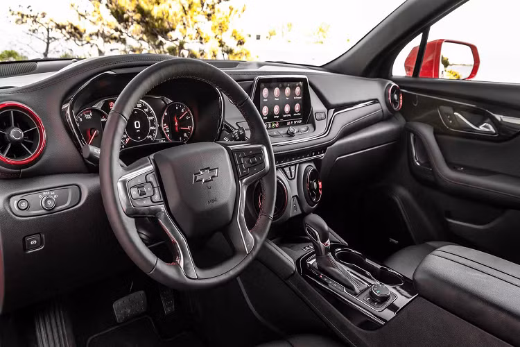 Hiện tại ở Mỹ, giá xe Chevrolet Blazer đang được bán ra với phiên bản 05 chỗ, khởi điểm từ 28.800 USD (khoảng 669 triệu đồng).